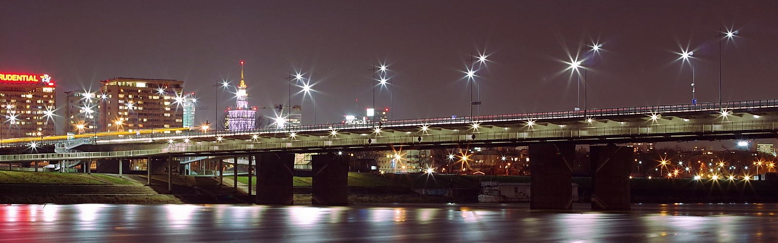 Most łazienkowski nocą.